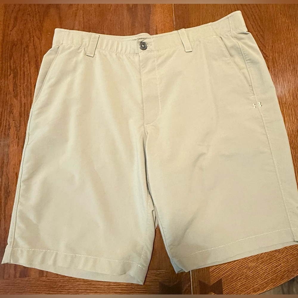 Men’sUnder Armour Tan Flat Front Shorts, Size 40, elastic waistband